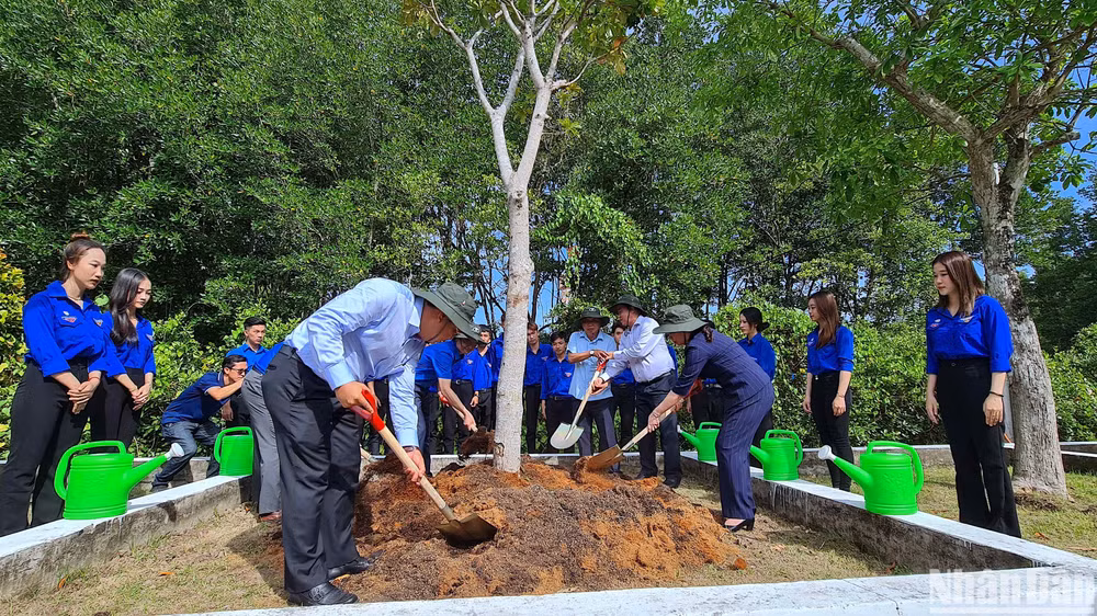 Phó Chủ tịch nước Võ Thị Ánh Xuân tham gia trồng cây “Vì một Việt Nam xanh” ngay sau lễ ra quân. Phó Chủ tịch nước Võ Thị Ánh Xuân tham gia trồng cây “Vì một Việt Nam xanh” ngay sau lễ ra quân.