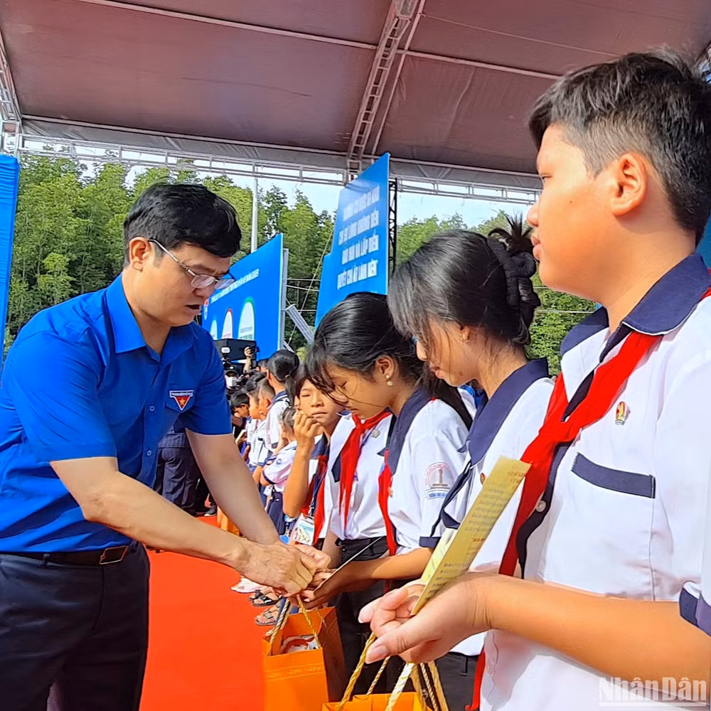 Bí thư thứ nhất Trung ương Đoàn Bùi Quang Huy trao tặng quà của Trung ương đoàn cho thanh niên dân tộc thiểu số. Bí thư thứ nhất Trung ương Đoàn Bùi Quang Huy trao tặng quà của Trung ương đoàn cho thanh niên dân tộc thiểu số.