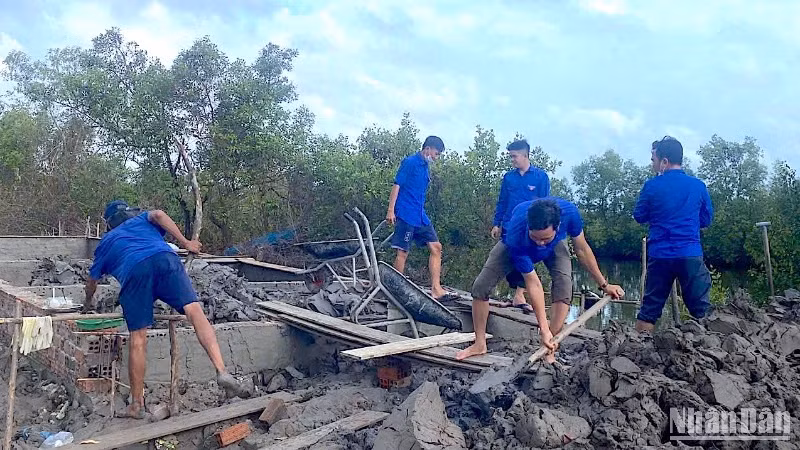 Đoàn thanh niên Cà Mau hỗ trợ ngày công lao động giúp chủ hộ đắp đất nền nhà, tiết kiệm xây dựng nhà mới.