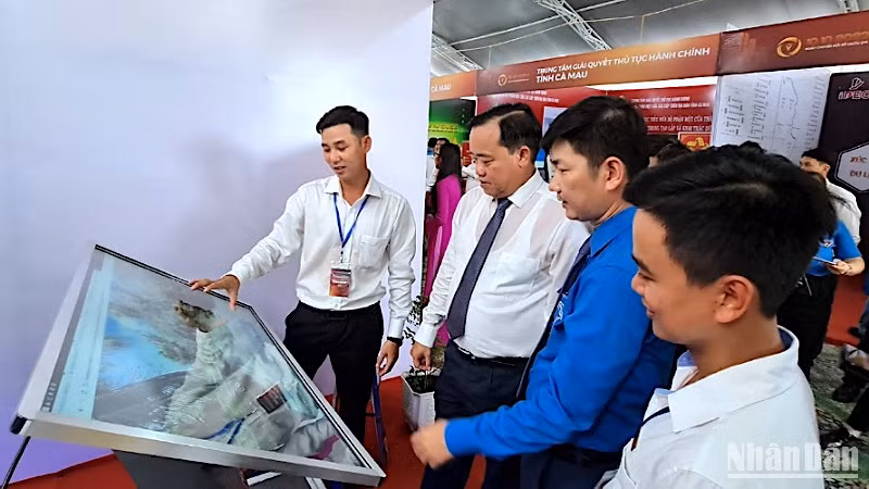 Lãnh đạo tỉnh Cà Mau tham quan các gian hàng trưng bày các ứng dụng trong chuyển đổi số.