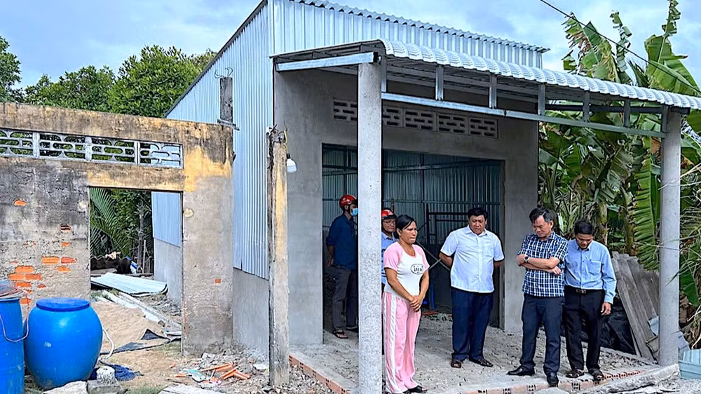 Lãnh đạo Ủy ban Mặt trận Tổ quốc Việt Nam tỉnh Cà Mau kiểm tra việc xây dựng nhà cho người dân trên địa bàn huyện Cái Nước, tỉnh Cà Mau.