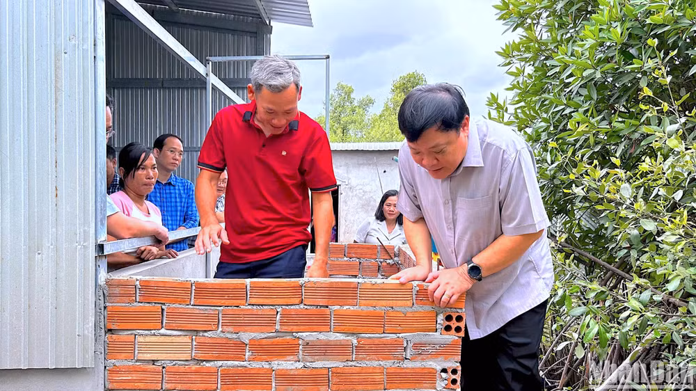 Chủ tịch Ủy ban nhân dân tỉnh Cà Mau Phạm Thành Ngại (bìa phải) kiểm tra chất lượng xây dựng nhà tại huyện Cái Nước nằm trong diện xóa nhà tạm, nhà dột nát.