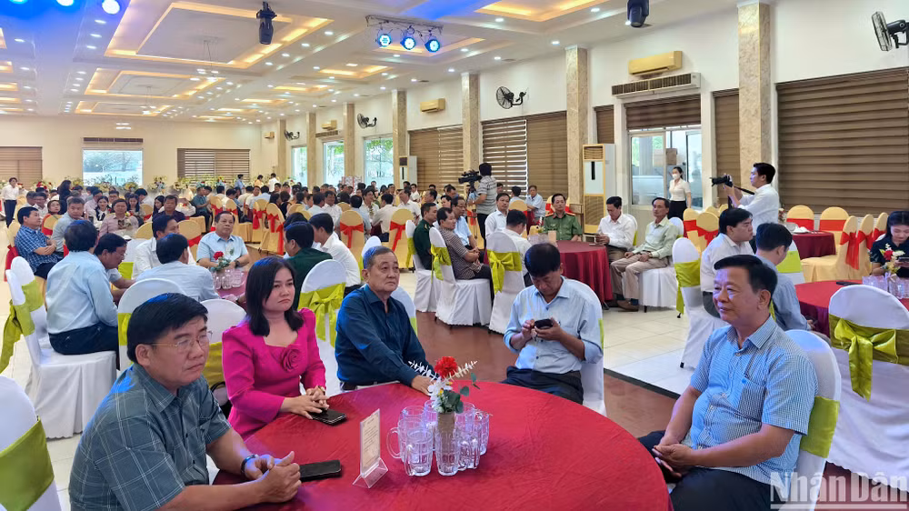 Buổi họp mặt có sự tham dự của nhiều lãnh đạo trong Ban Thường vụ Tỉnh ủy và đại diện nhiều sở, ngành, địa phương trong tỉnh Cà Mau.