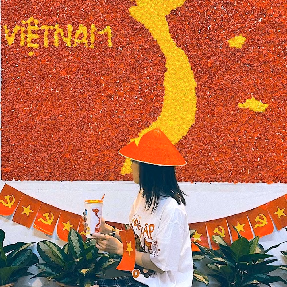 Bản đồ Việt Nam được thiết kế đậm tính thẩm mỹ tại không gian một quán cà-phê ở Cà Mau.
