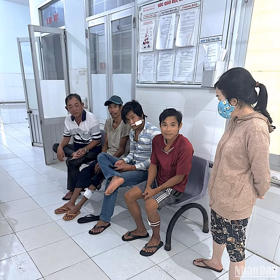 Các ngư dân Kiên Giang bị thương được vào bờ khám và điều trị tại bệnh viện. Các ngư dân Kiên Giang bị thương được vào bờ khám và điều trị tại bệnh viện.