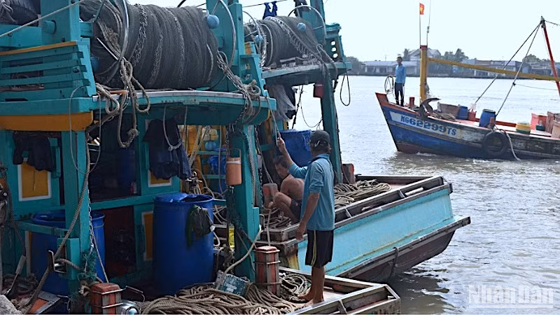 Một tàu cá của ngư dân Kiên Giang bị tấn công trong đêm, di chuyển vào bờ trình báo vụ việc đến cơ quan chức năng. 