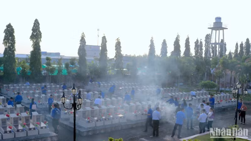 Tuổi trẻ Cà Mau thắp hương tại các mộ phần trong Nghĩa trang liệt sĩ tỉnh nhân kỷ niệm Ngày Thương binh-Liệt sĩ.