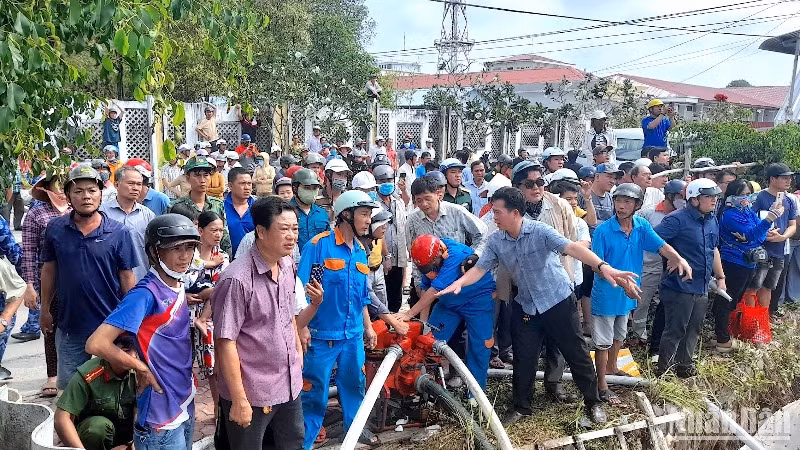 Chính quyền địa phương huy động lực lượng giúp dân chữa cháy vào sáng 28/3