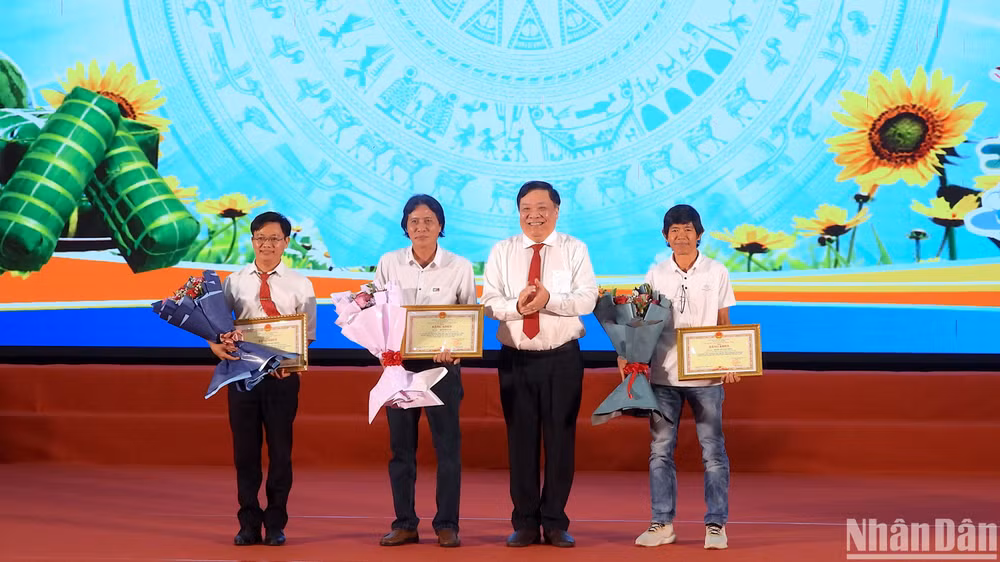 Chủ tịch Ủy ban nhân dân tỉnh Cà Mau Phạm Thành Ngại (thứ 2 từ phải qua) tặng Bằng khen cho các văn nghệ sĩ, tri thức có giải thưởng cao trong năm 2024.