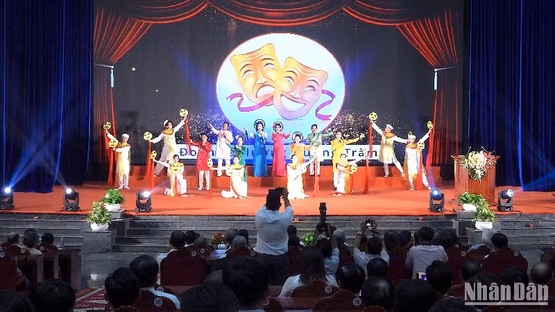 Văn nghệ chào mừng họp mặt văn nghệ sĩ, trí thức trên địa bàn tỉnh Cà Mau vào chiều 12/2.