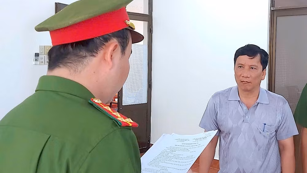 Lực lượng chức năng đọc lệnh bắt tạm giam ông Lê Quốc Mỹ (bìa phải), Trưởng phòng tín dụng đầu tư Quỹ Đầu tư phát triển tỉnh Cà Mau (ảnh Công an cung cấp). Lực lượng chức năng đọc lệnh bắt tạm giam ông Lê Quốc Mỹ (bìa phải), Trưởng phòng tín dụng đầu tư Quỹ Đầu tư phát triển tỉnh Cà Mau (ảnh Công an cung cấp).