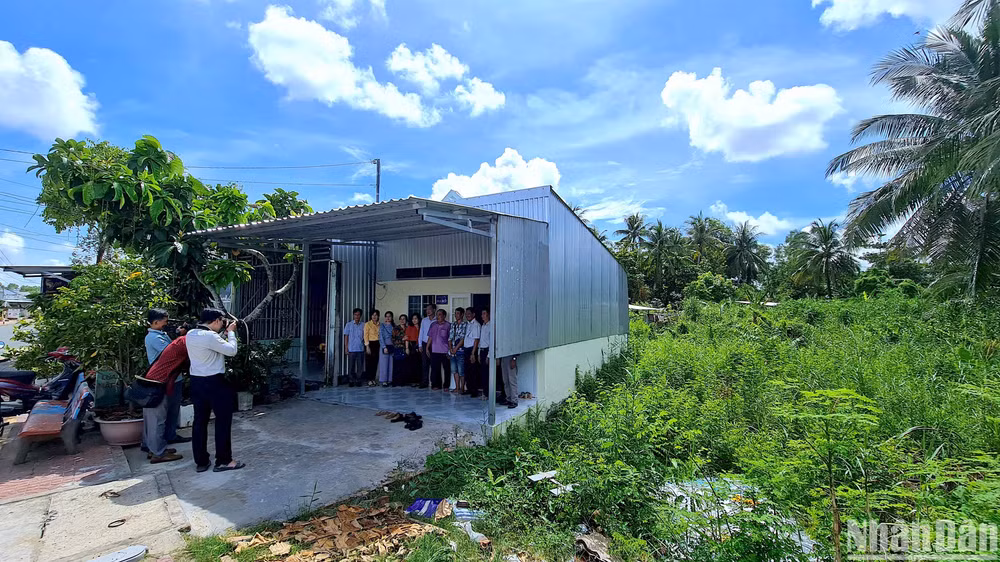 Chương trình xây nhà “Đại đoàn kết” giúp nhiều gia đình bán vé số dạo tại Cà Mau có nơi ở ổn định, tạo động lực vươn lên trong cuộc sống.