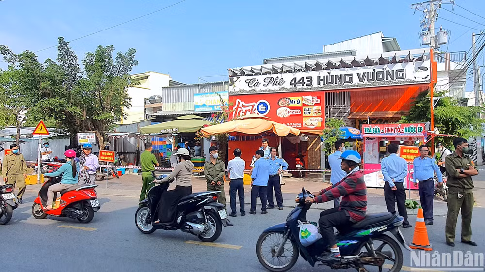 Lực lượng chức năng thành phố Cà Mau giăng dây chuẩn bị cưỡng chế công trình xây dựng không phép ở khóm 4, phường 5 vào sáng 13/3/2023.