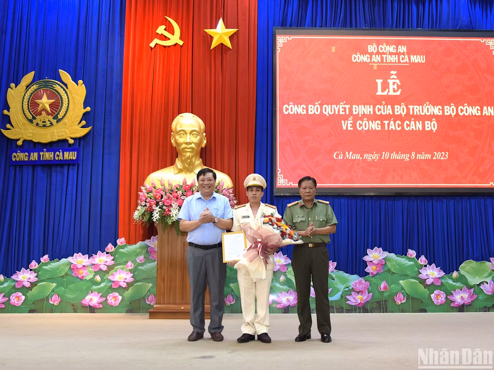 Công bố quyết định bổ nhiệm nhân sự của Bộ Công an tại Cà Mau ảnh 1 Công bố quyết định bổ nhiệm nhân sự của Bộ Công an tại Cà Mau ảnh 1