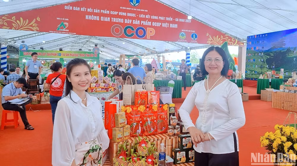 Đông đảo khách thập phương đến xem trưng bày sản phẩm tại “lễ hội tôm” tổ chức ở Cà Mau.