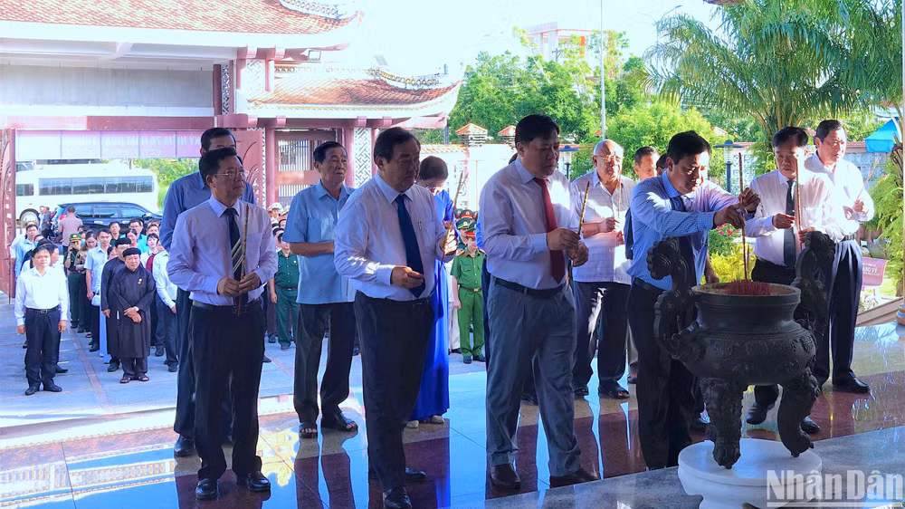 Lãnh đạo tỉnh Cà Mau viếng, dâng hương tri ân anh hùng liệt sĩ tại Đền thờ 10 anh hùng liệt sĩ Khởi nghĩa Hòn Khoai. Lãnh đạo tỉnh Cà Mau viếng, dâng hương tri ân anh hùng liệt sĩ tại Đền thờ 10 anh hùng liệt sĩ Khởi nghĩa Hòn Khoai.