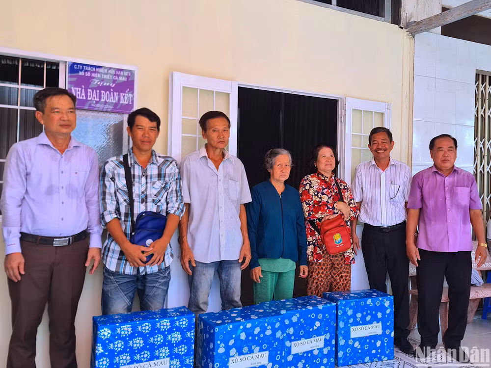 Đại diện Mặt trận Tổ quốc tỉnh Cà Mau và đơn vị đồng hành tặng quà cho các hộ bán vé số dạo trên địa bàn huyện Thới Bình, tỉnh Cà Mau.