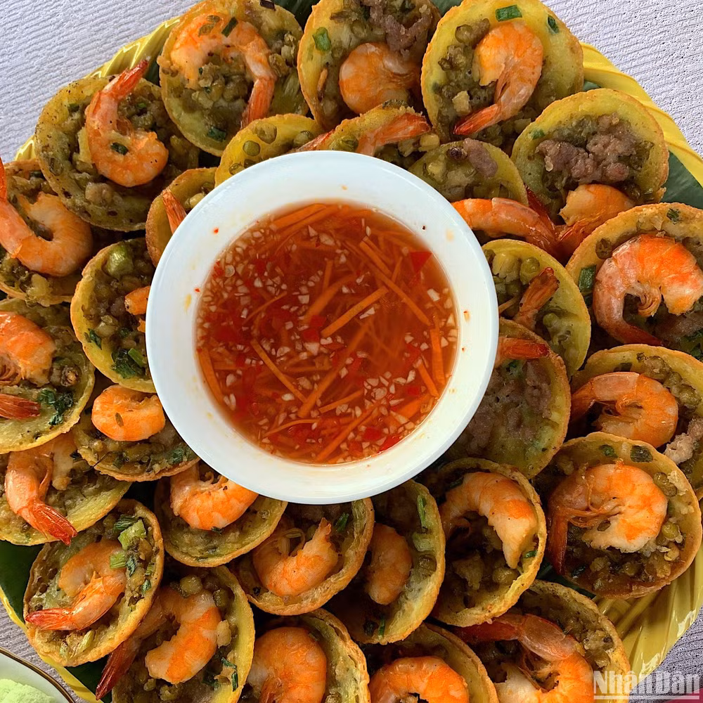 Qua bàn tay của nghệ nhân, những sản vật quê mùa được chế biến thành nhiều loại bánh dân gian thơm ngon, dân dã…