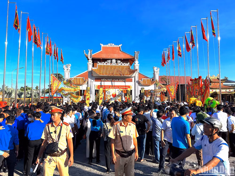 Đông đảo người dân tề tựu về Đền thờ Vua Hùng tại Cà Mau để thành kính tưởng nhớ, tri ân công ơn trời biển của các vị Vua Hùng. Đông đảo người dân tề tựu về Đền thờ Vua Hùng tại Cà Mau để thành kính tưởng nhớ, tri ân công ơn trời biển của các vị Vua Hùng.