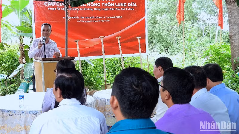 Đại diện đơn vị tài trợ xây cầu Lung Dừa phát biểu tại lễ khởi công.