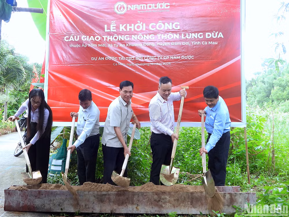 Nghi thức khởi công cầu Lung Dừa vào sáng 10/10 tại phía đầu bờ kênh thuộc địa bàn ấp Tân Hiệp Lợi A (xã Tân Đức, huyện Đầm Dơi).