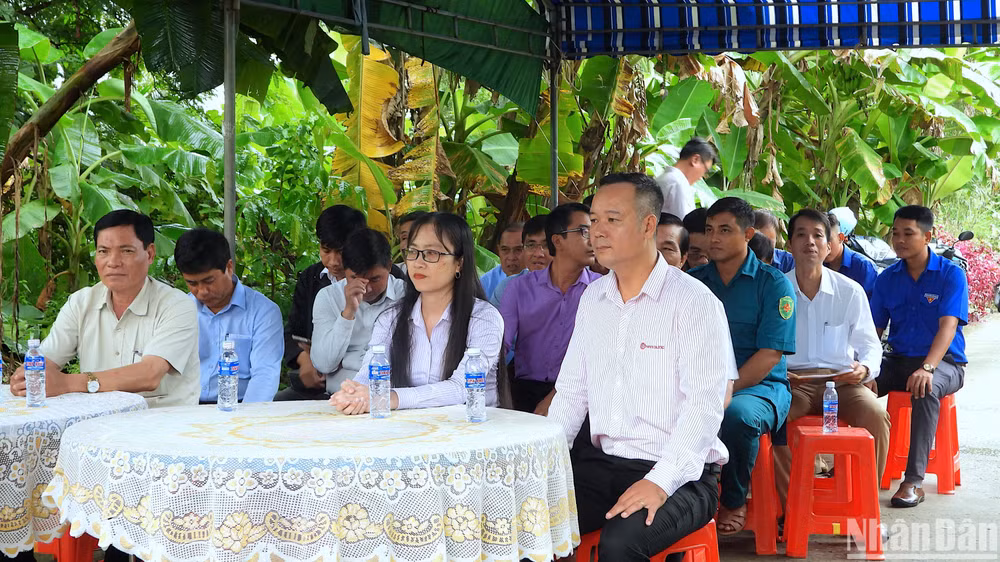 Chính quyền địa phương và đông đảo người dân tham dự lễ khởi công xây dựng cầu Lung Dừa.