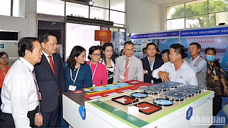 Doanh nghiệp tham quan trưng bày sản phẩm tại Hội chợ Triển lãm Quốc tế công nghệ ngành tôm Việt Nam lần thứ 4 năm 2023 tại thành phố Cần Thơ.