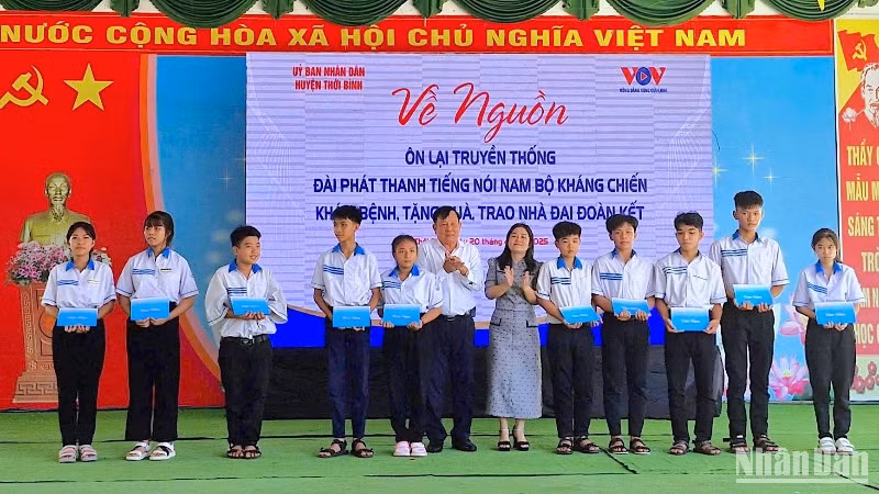 Đại diện Ủy ban Mặt trận Tổ quốc Việt Nam tỉnh Cà Mau trao học bổng cho học sinh xã Tân Bằng nhân chuyến về nguồn.