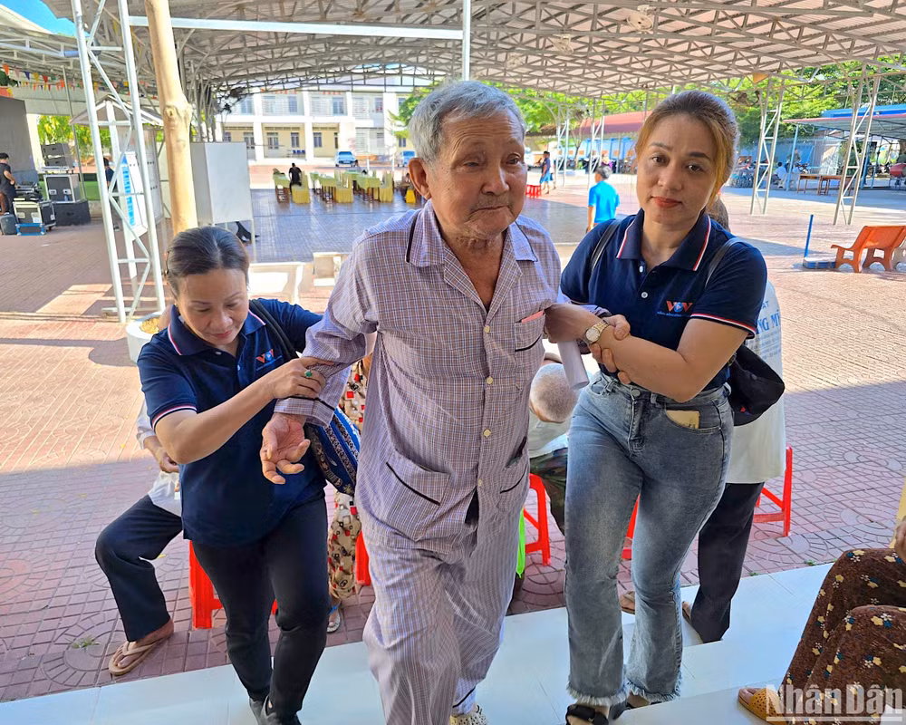 Hoạt động khám bệnh, cấp thuốc miễn phí cho người dân nhân chuyến về nguồn tại xã Tân Bằng. Hoạt động khám bệnh, cấp thuốc miễn phí cho người dân nhân chuyến về nguồn tại xã Tân Bằng.