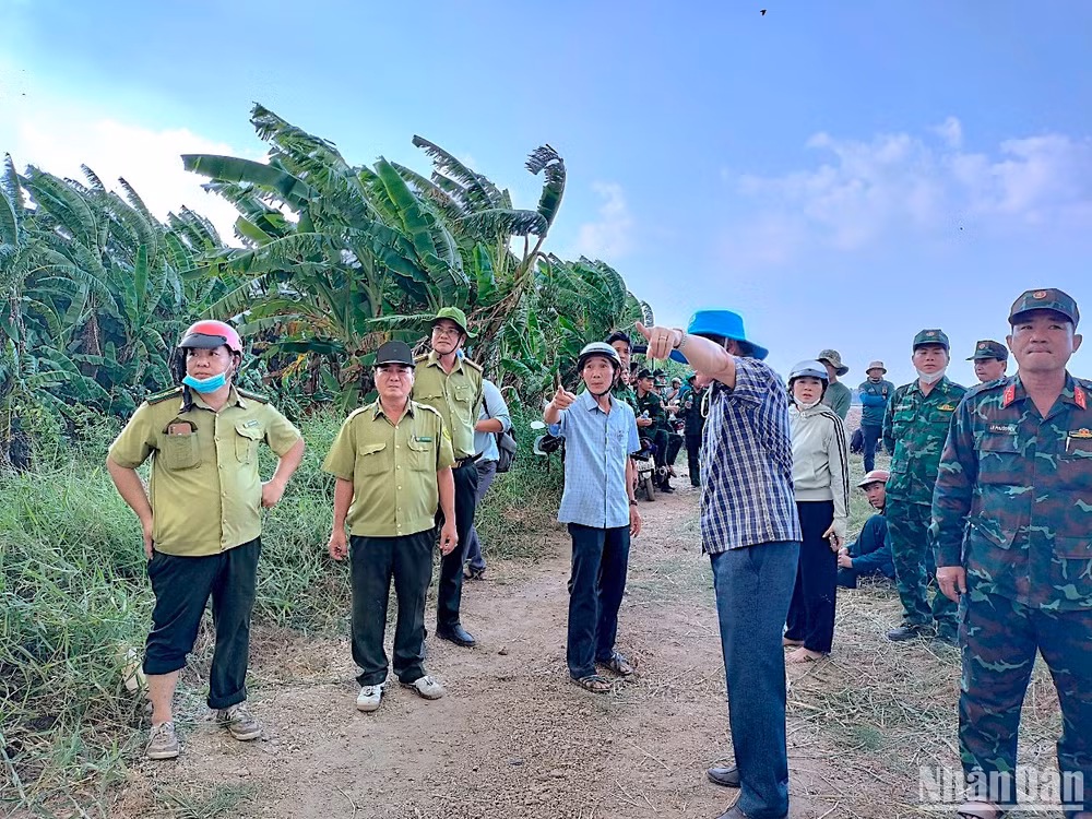 Phó Chủ tịch Ủy ban nhân dân tỉnh Cà Mau chỉ đạo hiện trường chữa cháy tại 1 trong 5 mũi cháy rừng vào chiều 10/4. Phó Chủ tịch Ủy ban nhân dân tỉnh Cà Mau chỉ đạo hiện trường chữa cháy tại 1 trong 5 mũi cháy rừng vào chiều 10/4.