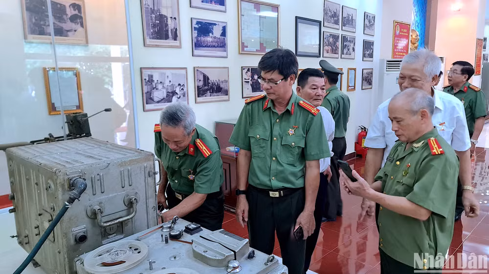 Đại biểu tham quan trưng bày hiện vật lịch sử liên quan Kế hoạch phản gián CM12 tại Khu di tích lịch sử quốc gia Hòn Đá Bạc.