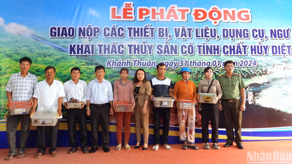 Chính quyền huyện U Minh (tỉnh Cà Mau) tiếp nhận dụng cụ khai thác là xung điện, kích điện do người dân giao nộp.