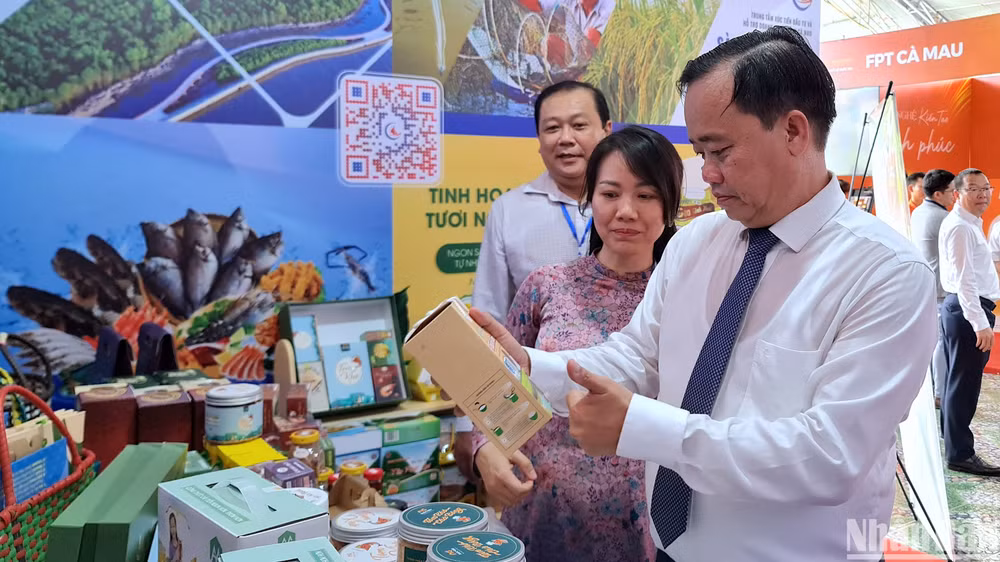 Chủ tịch Ủy ban nhân dân tỉnh Cà Mau Huỳnh Quốc Việt tham quan gian hàng OCOP ứng dụng chuyển đổi số. Chủ tịch Ủy ban nhân dân tỉnh Cà Mau Huỳnh Quốc Việt tham quan gian hàng OCOP ứng dụng chuyển đổi số.