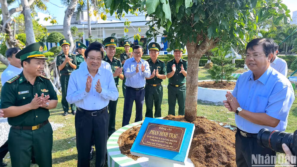 Trưởng Ban Nội chính Trung ương Phan Đình Trạc trồng cây lưu niệm trong khuôn viên Đồn Biên phòng Sông Đốc.