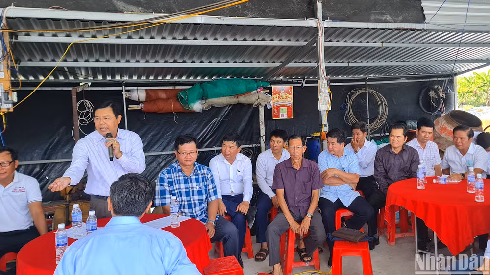 Bí thư Tỉnh ủy Cà Mau Nguyễn Tiến Hải (đứng) nói rằng, việc phát triển của nuôi tôm siêu thâm canh tại Cà Mau phải hướng đến nuôi sạch, bảo đảm không gây ô nhiễm môi trường. Bí thư Tỉnh ủy Cà Mau Nguyễn Tiến Hải (đứng) nói rằng, việc phát triển của nuôi tôm siêu thâm canh tại Cà Mau phải hướng đến nuôi sạch, bảo đảm không gây ô nhiễm môi trường.