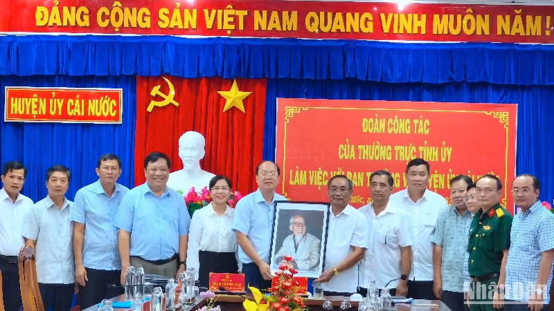 Lãnh đạo Tỉnh ủy, Ủy ban nhân dân tỉnh Cà Mau tặng tranh cho tập thể huyện Cái Nước nhân chuyến làm việc.