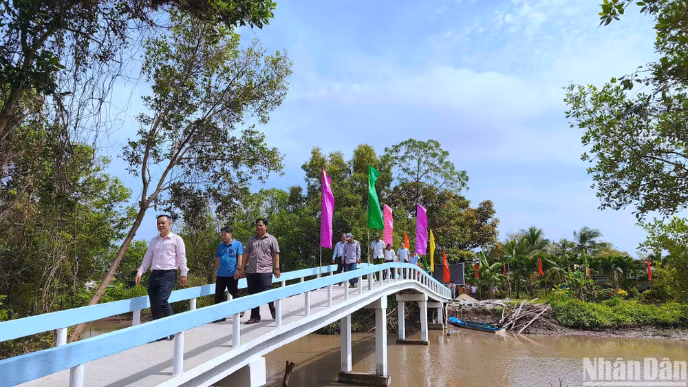 Dân vận, Mặt trận Tổ quốc và các tổ chức chính trị-xã hội tại Cà Mau tham gia vận động, xây dựng nhiều công trình dân sinh vùng nông thôn giúp người dân đi lại thuận lợi. Dân vận, Mặt trận Tổ quốc và các tổ chức chính trị-xã hội tại Cà Mau tham gia vận động, xây dựng nhiều công trình dân sinh vùng nông thôn giúp người dân đi lại thuận lợi.