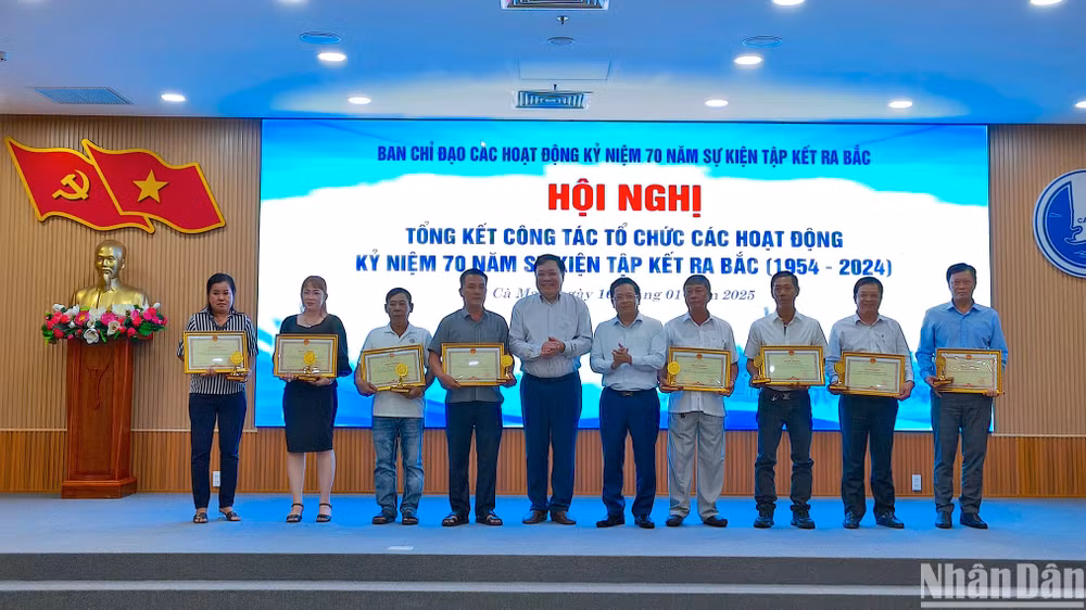 Đại diện lãnh đạo tỉnh Cà Mau tặng Bằng khen của Chủ tịch Ủy ban nhân dân tỉnh cho các tập thể, cá nhân có nhiều đóng góp tích cực cho hoạt động kỷ niệm 70 năm Sự kiện tập kết ra Bắc. Đại diện lãnh đạo tỉnh Cà Mau tặng Bằng khen của Chủ tịch Ủy ban nhân dân tỉnh cho các tập thể, cá nhân có nhiều đóng góp tích cực cho hoạt động kỷ niệm 70 năm Sự kiện tập kết ra Bắc.