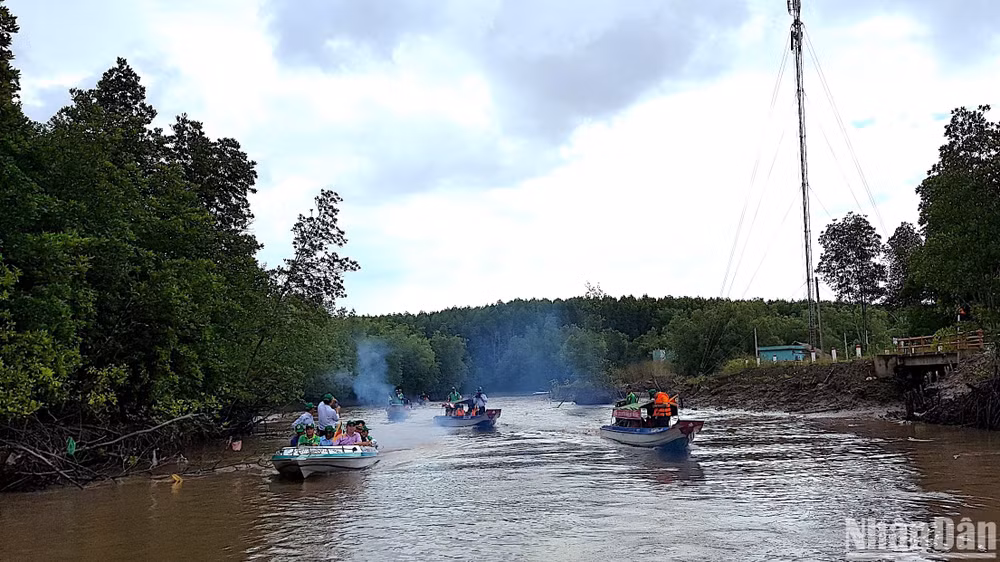 Du lịch sinh thái xuyên rừng là trải nghiệm thú vị với đông đảo du khách khi đến Cà Mau. Du lịch sinh thái xuyên rừng là trải nghiệm thú vị với đông đảo du khách khi đến Cà Mau.