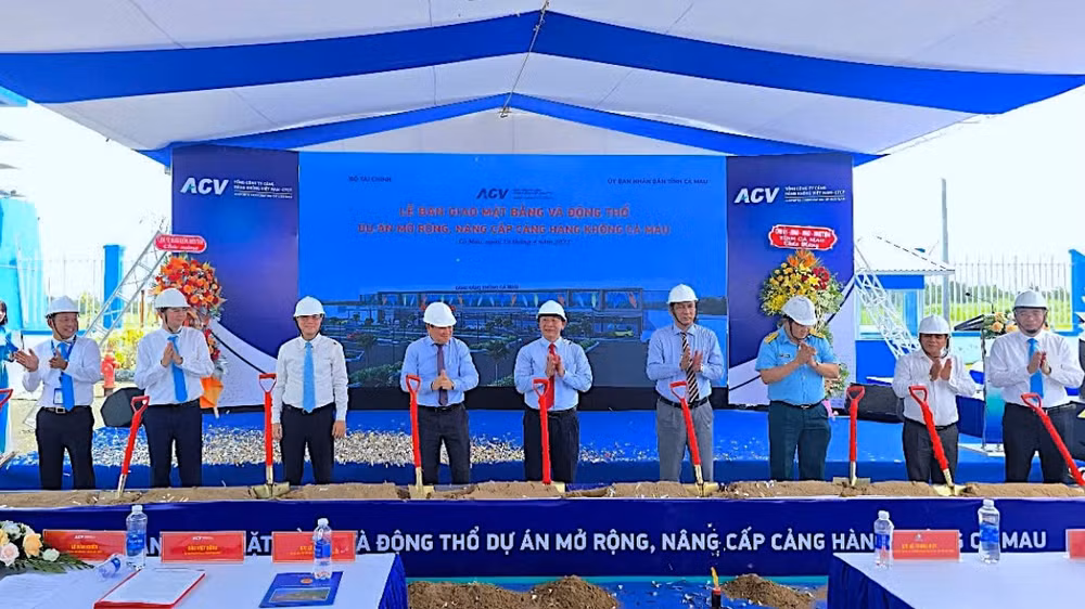 Lãnh đạo tỉnh Cà Mau và ACV thực hiện nghi thức động thổ Dự án nâng cấp, mở rộng Cảng Hàng không Cà Mau.