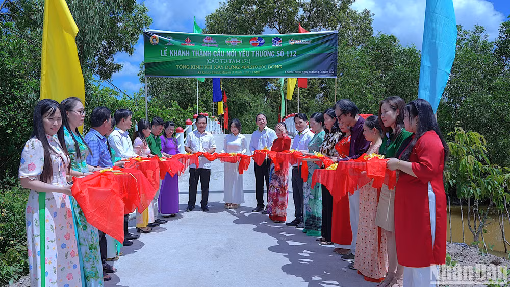 Cầu 30 tháng 4 bắc qua phía bờ tây kênh Cái Tàu từ chương trình "Cầu nối yêu thương" được bàn giao vào trưa 18/8. Cầu 30 tháng 4 bắc qua phía bờ tây kênh Cái Tàu từ chương trình "Cầu nối yêu thương" được bàn giao vào trưa 18/8.