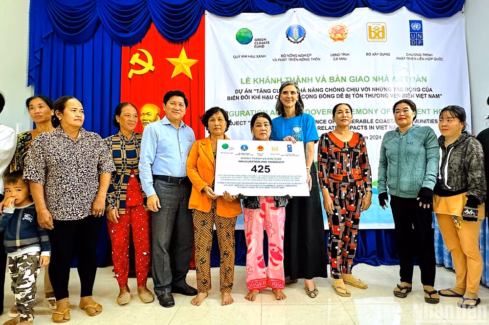 Đại diện cư dân nghèo ven biển huyện U Minh (tỉnh Cà Mau) tiếp nhận nhà trao tặng từ UNDP và GCF.