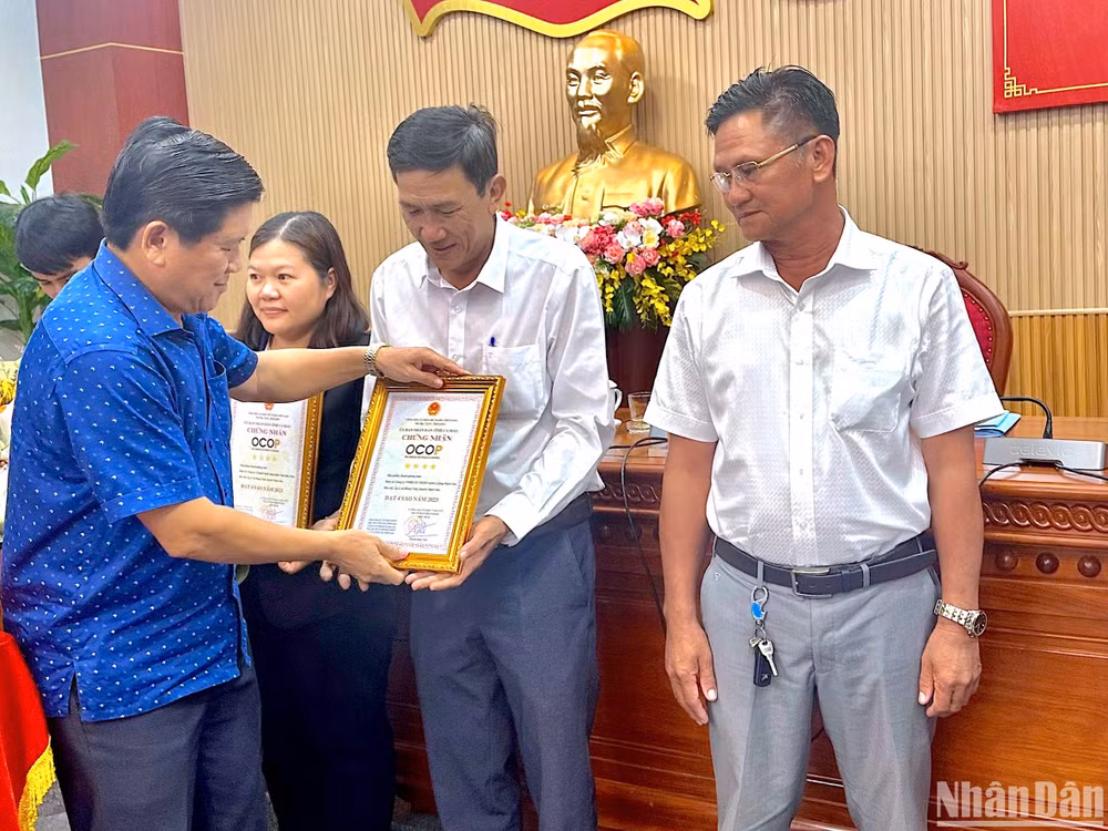 Phó chủ tịch Ủy ban nhân dân tỉnh Cà Mau Lê Văn Sử trao chứng nhận sản phẩm OCOP 4 sao năm 2023 cho các chủ thể. Phó chủ tịch Ủy ban nhân dân tỉnh Cà Mau Lê Văn Sử trao chứng nhận sản phẩm OCOP 4 sao năm 2023 cho các chủ thể.