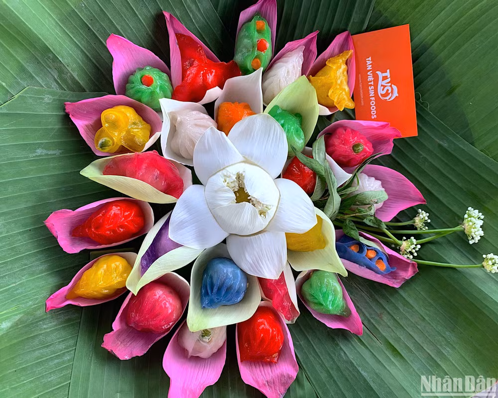 Qua bàn tay của nghệ nhân, những sản vật quê mùa được chế biến thành nhiều loại bánh dân gian thơm ngon, dân dã…