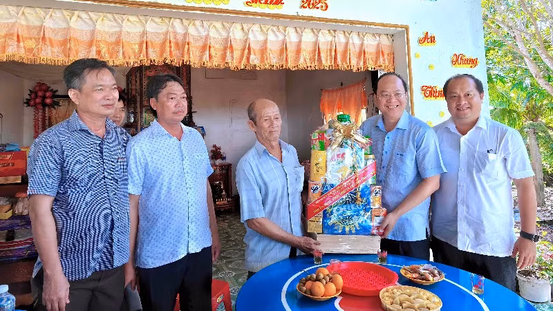 Bí thư Tỉnh ủy Nguyễn Hồ Hải (thứ 2 từ phải qua) trao tặng quà cho gia đình ông Bùi Văn Dương (ấp Phú Thành, xã Phú Thuận, huyện Phú Tân). Bí thư Tỉnh ủy Nguyễn Hồ Hải (thứ 2 từ phải qua) trao tặng quà cho gia đình ông Bùi Văn Dương (ấp Phú Thành, xã Phú Thuận, huyện Phú Tân).