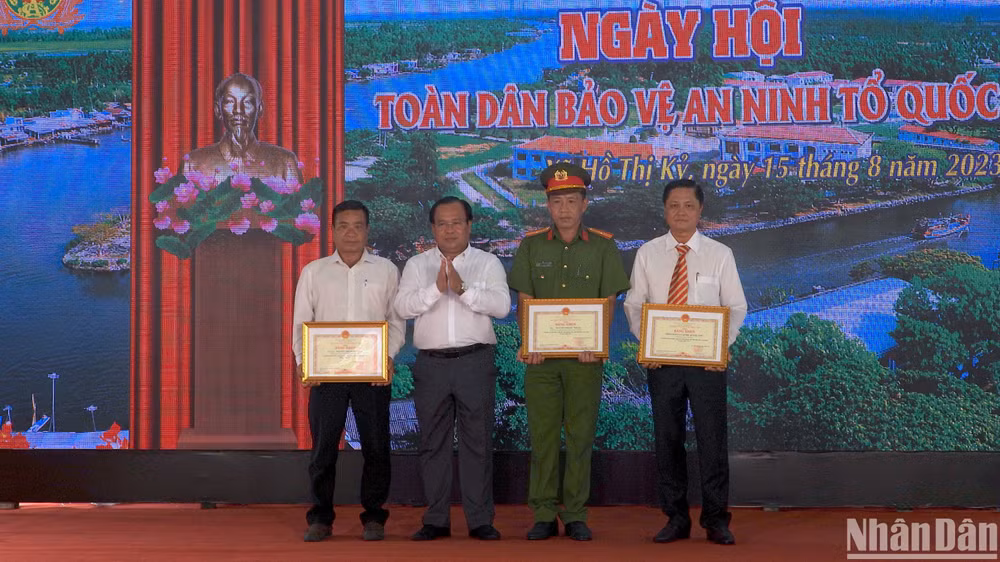 Trao Bằng khen của Chủ tịch Uỷ ban nhân dân tỉnh Cà Mau cho các tập thể, cá nhân tiêu biểu trong phong trào toàn dân bảo vệ an ninh Tổ quốc