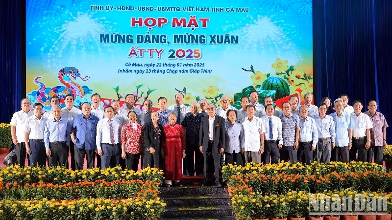 Các đại biểu lãnh đạo tỉnh Cà Mau và cán bộ hưu trí chụp hình lưu niệm nhân họp mặt mừng Đảng, mừng Xuân mới 2025