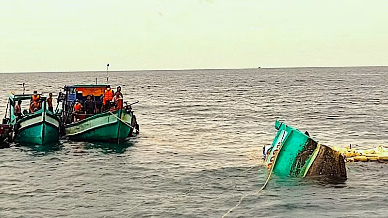 Bộ đội Biên phòng Cà Mau hỗ trợ trục vớt tàu cá ngư dân gặp nạn trên biển. (Ảnh: Lê Khoa) 