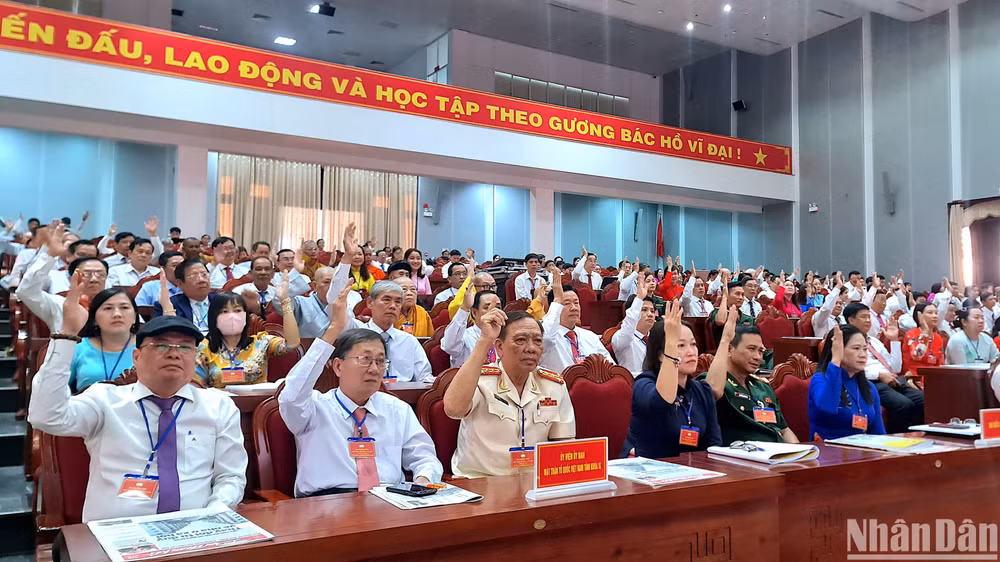 Các đại biểu tại đại hội biểu quyết thống nhất nhân sự Ủy ban Mặt trận Tổ quốc Việt Nam tỉnh Cà Mau nhiệm kỳ 2024-2029.