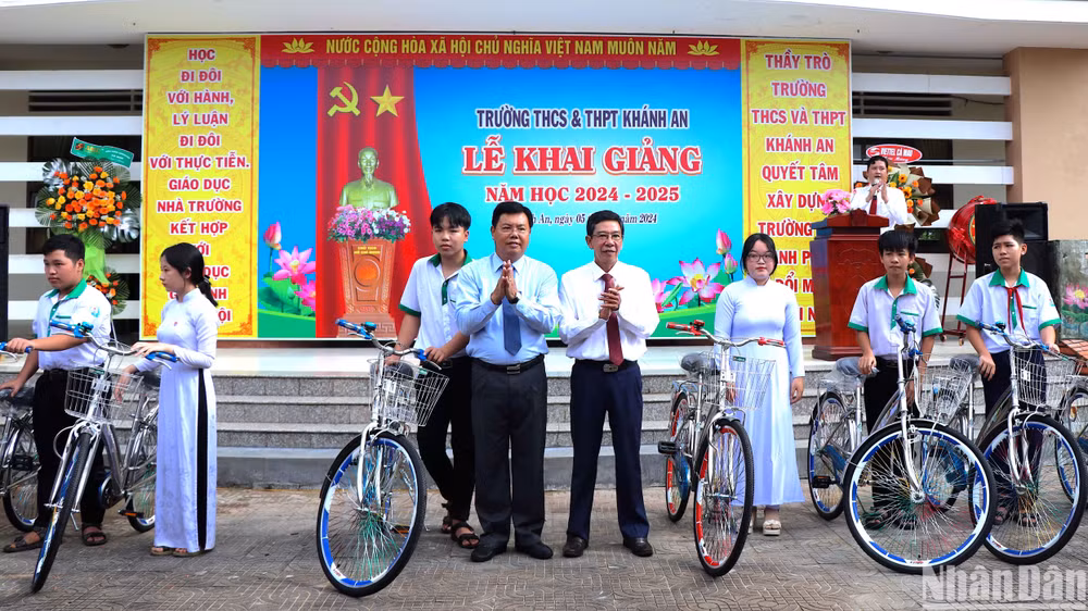 Ủy viên Trung ương Đảng, Bí thư Tỉnh ủy Cà Mau Nguyễn Tiến Hải (cà vạt xanh) tặng 25 xe đạp cho các em học sinh có hoàn cảnh khó khăn tại Trường THCS và THPT Khánh An.